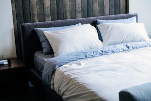łóżko z zagłówkiem